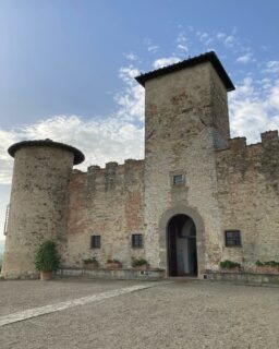 Torn, tjocka stenväggar, tung port och en och annan vacker tidstypisk detalj. Gott vin gör de också! 🍷 Castello di Gabbiano är en av våra pärlor! #toscana #vingårdsupplevelser #vinslott #matochvinälskare #castellodigabbiano